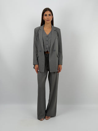 Completo Giacca e Pantalone Gessato Grigio - Completo grigio in tessuto gessato, composto da giacca a doppio petto con chiusura a bottoni, e pantalone a palazzo con elastico in vita. Gilet abbinato acquistabile separatamente. | Paloma Store