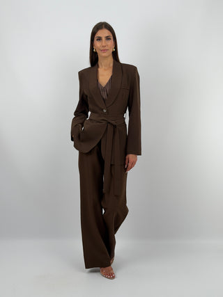 Completo Blazer con Cintura e Pantalone Marrone - Completo marrone, composto da blazer con cintura, collo a scialle e fodera interna, e pantalone a palazzo con tasche laterali, chiusura con zip e bottone ed elastico in vita sul retro. | Paloma Store