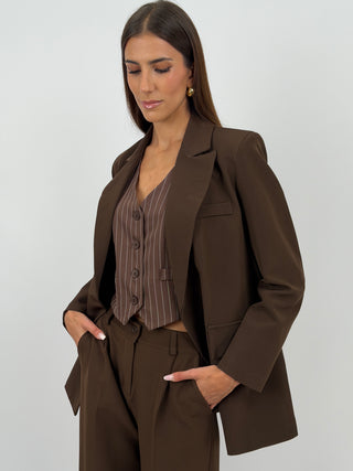 Completo Giacca Doppiopetto e Pantalone Marrone - Completo marrone, composto da giacca over doppiopetto con rever e fodera interna, e pantalone a palazzo con elastico in vita sul retro, chiusura con zip e bottone e tasche laterali. | Paloma Store