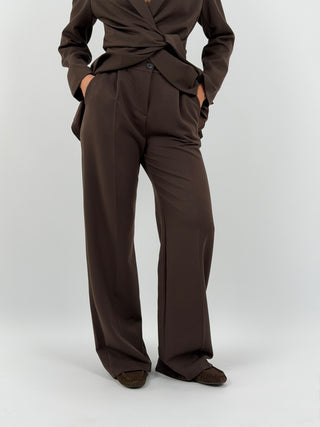 Tailleur Giacca con Nodo e Pantalone Keira Marrone