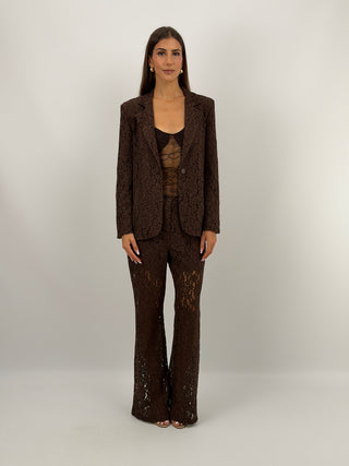 Completo Giacca e Pantalone in Pizzo Marrone - Completo marrone in pizzo, composto da giacca monopetto con rever e fodera interna, e pantalone flare con tasche laterali, passanti in vita per cintura, chiusura con zip e bottone ed elastico in vita sul retro. | Paloma Store