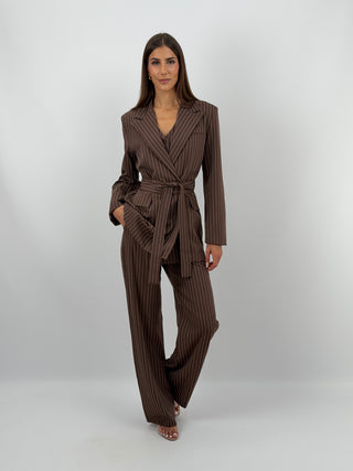 Completo Giacca con Cintura e Pantalone Gessato Marrone - Completo marrone in tessuto gessato, composto da blazer doppiopetto con cintura in vita e tasche con patta, e pantalone palazzo con elastico in vita, tasche laterali e chiusura con zip e bottone. Gilet abbinato acquistabile separatamente. | Paloma Store
