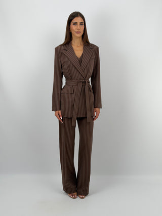 Completo Giacca con Cintura e Pantalone Gessato Marrone