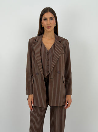 Completo Giacca e Pantalone Gessato Marrone - Completo marrone in tessuto gessato, composto da giacca a doppio petto con chiusura a bottoni, e pantalone a palazzo con elastico in vita. Gilet abbinato acquistabile separatamente. | Paloma Store
