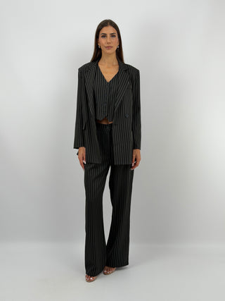 Completo Giacca e Pantalone Gessato Nero - Completo nero in tessuto gessato, composto da giacca a doppio petto con chiusura a bottoni, e pantalone a palazzo con elastico in vita. Gilet abbinato acquistabile separatamente. | Paloma Store