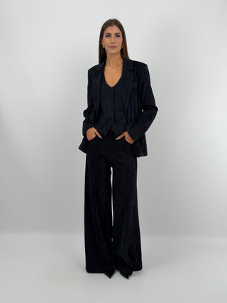 Tailleur Tre Pezzi in Velluto Blu - Completo tre pezzi blu in velluto con blazer, gilet e pantalone. Blazer monopetto con revers, bottone centrale e fodera interna. Pantalone a palazzo con passanti per cintura, tasche laterali, chiusura con zip e bottone ed elastico in vita sul retro. | Paloma Store