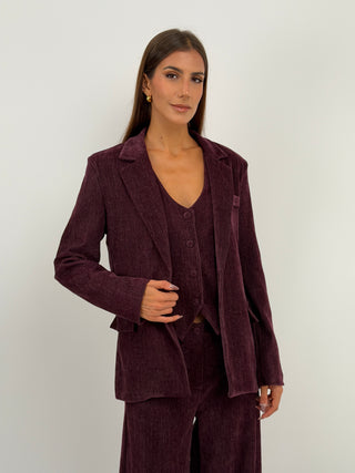 Tailleur Tre Pezzi in Velluto Burgundy - Completo tre pezzi burgundy in velluto con blazer, gilet e pantalone. Blazer monopetto con revers, bottone centrale e fodera interna. Pantalone a palazzo con passanti per cintura, tasche laterali, chiusura con zip e bottone ed elastico in vita sul retro. | Paloma Store