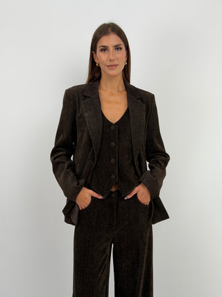 Tailleur Tre Pezzi in Velluto Marrone - Completo tre pezzi marrone in velluto con blazer, gilet e pantalone. Blazer monopetto con revers, bottone centrale e fodera interna. Pantalone a palazzo con passanti per cintura, tasche laterali, chiusura con zip e bottone ed elastico in vita sul retro. | Paloma Store