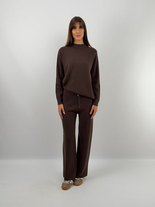 Coordinato Comfy in Maglia Marrone - Coordinato marrone in maglia morbida con maglione e pantalone abbinati. Maglione a collo alto con fit over e finiture a costine. Pantalone lungo morbido con coulisse in vita. | Paloma Store