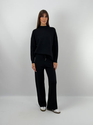 Coordinato Comfy in Maglia Nero - Coordinato nero in maglia morbida con maglione e pantalone abbinati. Maglione a collo alto con fit over e finiture a costine. Pantalone lungo morbido con coulisse in vita. | Paloma Store