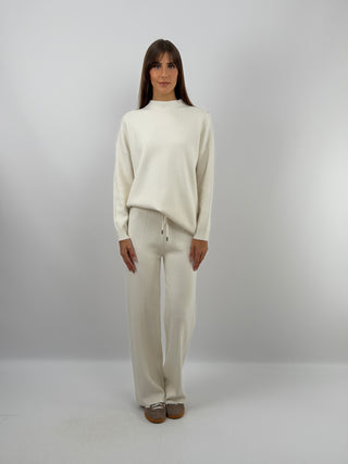 Coordinato Comfy in Maglia Panna - Coordinato panna in maglia morbida con maglione e pantalone abbinati. Maglione a collo alto con fit over e finiture a costine. Pantalone lungo morbido con coulisse in vita. | Paloma Store