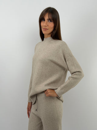 Coordinato Comfy in Maglia Tortora - Coordinato tortora in maglia morbida con maglione e pantalone abbinati. Maglione a collo alto con fit over e finiture a costine. Pantalone lungo morbido con coulisse in vita. | Paloma Store