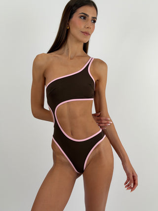 Costume Intero Marrone con Bordo a Contrasto - Costume intero marrone monospalla, con cut out laterale, spallina sottile e bordi a contrasto. | Paloma Store