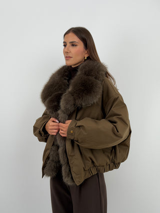 Giacca Bomber con Pelliccia Khaki - Giacca bomber khaki con collo ampio in eco pelliccia rimovibile, chiusura con bottoni e tasche laterali. | Paloma Store