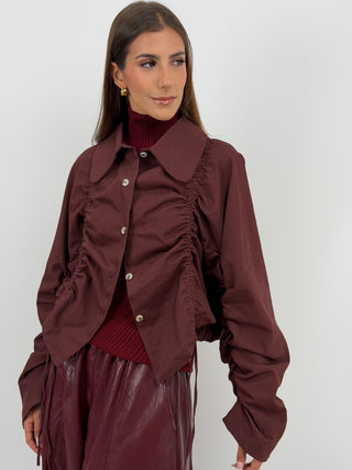 Giacca con Arricciature Bordeaux - Giacca bordeaux in cotone con colletto, bottoni frontali, arricciature con lacci regolabili e fodera interna. | Paloma Store