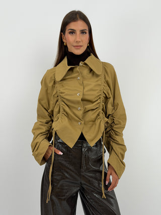 Giacca con Arricciature Cammello - Giacca cammello in cotone con colletto, bottoni frontali, arricciature con lacci regolabili e fodera interna. | Paloma Store