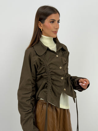 Giacca con Arricciature Khaki - Giacca khaki in cotone con colletto, bottoni frontali, arricciature con lacci regolabili e fodera interna. | Paloma Store