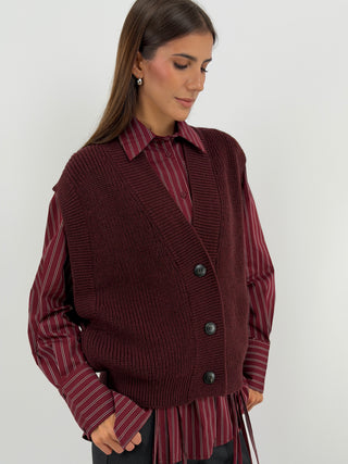 Gilet in Maglia con Bottoni Bordeaux - Lumina - Gilet bordeaux smanicato in maglia a coste con scollo a V e bottoni frontali. | Paloma Store
