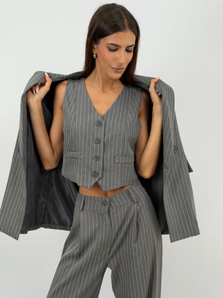 Gilet Gessato Grigio - Gilet gessato grigio senza maniche, con scollo a V. Fodera interna, finte tasche a filetto e chiusura frontale con bottoni. | Paloma Store