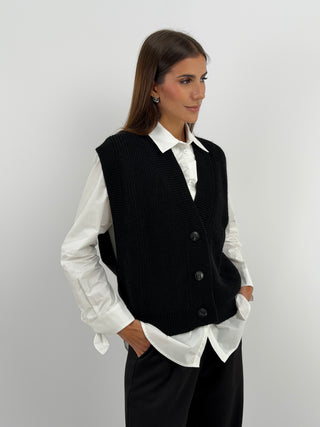 Gilet in Maglia con Bottoni Nero - Lumina - Gilet nero smanicato in maglia a coste con scollo a V e bottoni frontali. | Paloma Store