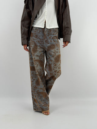 Jeans Wide Leg Paisley Marrone - Jeans wide leg in velluto, lavaggio chiaro con fantasia paisley marrone. Passanti in vita per cintura, chiusura con zip e bottone, cinque tasche. | Paloma Store