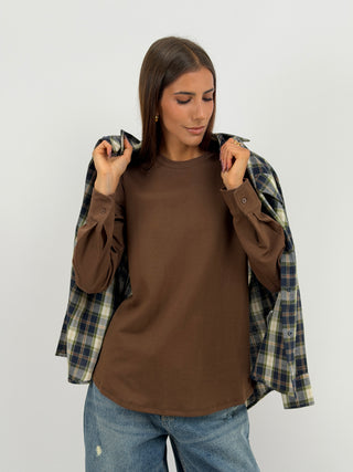 Maglia con Polsini Marrone Lumina - Maglia marrone in misto cotone con scollo rotondo, maniche lunghe con polsini e bottone. Linea dritta, fit oversize. | Paloma Store