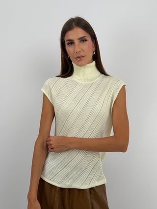 Maglia a Collo Alto Panna - Maglia panna a maniche corte con lavorazione diagonale, collo alto e taglio leggermente asimmetrico. | Paloma Store