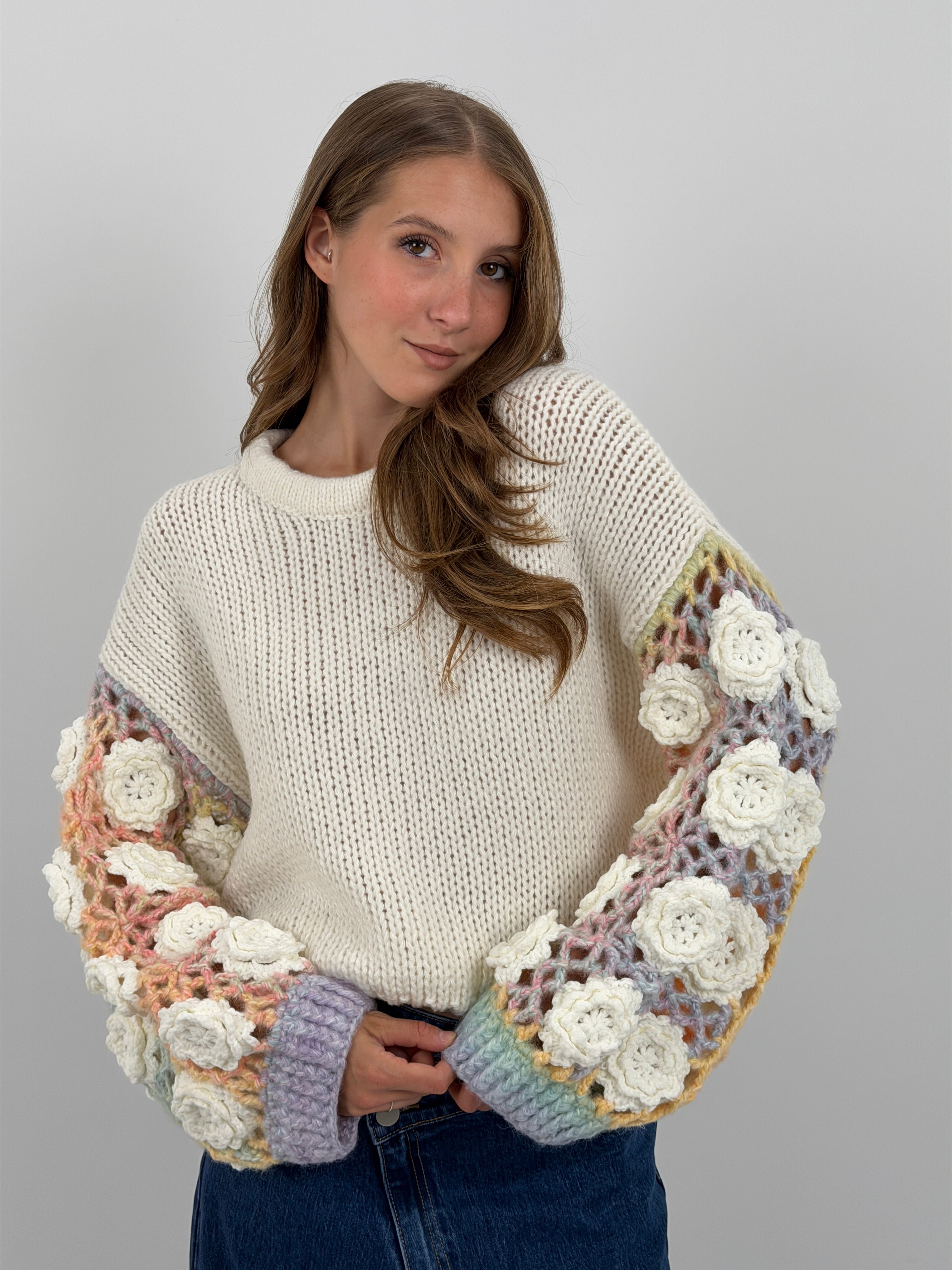 Maglione Bianco con Maniche Crochet Multicolor e Fiori Paloma