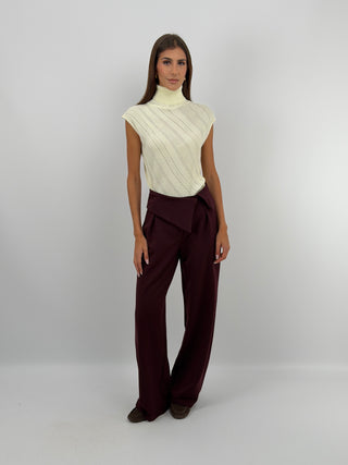 Pantalone con Fascia in Vita Bordeaux - Pantalone a palazzo bordeaux con fascia in vita con punte, tasche laterali e chiusura con zip, bottone e gancetto. | Paloma Store