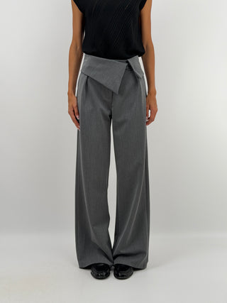 Pantalone con Fascia in Vita Grigio - Pantalone a palazzo grigio con fascia in vita con punte, tasche laterali e chiusura con zip, bottone e gancetto. | Paloma Store