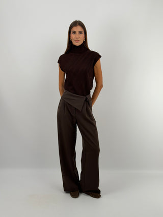 Pantalone con Fascia in Vita Marrone - Pantalone a palazzo marrone con fascia in vita con punte, tasche laterali e chiusura con zip, bottone e gancetto. | Paloma Store