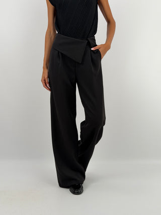 Pantalone con Fascia in Vita Nero - Pantalone a palazzo nero con fascia in vita con punte, tasche laterali e chiusura con zip, bottone e gancetto. | Paloma Store