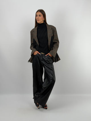 Pantalone in Eco Pelle Nero con Cintura - Pantalone a palazzo nero in eco pelle con cintura inclusa, tasche laterali e chiusura con zip e bottone. | Paloma Store
