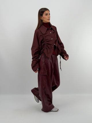 Pantalone Cargo in Eco Pelle Bordeaux - Pantalone bordeaux in eco pelle modello cargo con tasconi laterali con patta ed elastico in vita. | Paloma Store