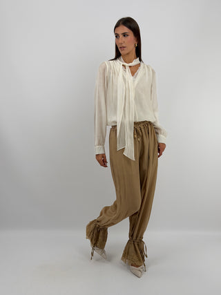Pantalone con Lacci e Pizzo Cammello - Pantalone cammello con inserti in pizzo, lacci regolabili alla caviglia, tasche laterali e laccio in vita. | Paloma Store