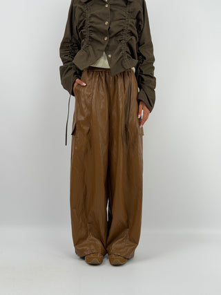 Pantalone Cargo in Eco Pelle Cammello - Pantalone cammello in eco pelle modello cargo con tasconi laterali con patta ed elastico in vita. | Paloma Store
