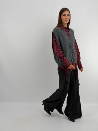 Pantalone con Spacchi e Cintura Grigio Scuro - Lumina - Pantalone grigio scuro a zampa con spacchi frontali. Vita alta con passanti, due tasche laterali e due posteriori. Cintura leopardata con fibbia inclusa. | Paloma Store