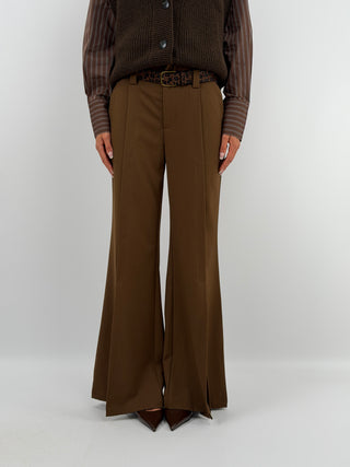 Pantalone con Spacchi e Cintura Marrone - Lumina - Pantalone marrone a zampa con spacchi frontali. Vita alta con passanti, due tasche laterali e due posteriori. Cintura leopardata con fibbia inclusa. | Paloma Store