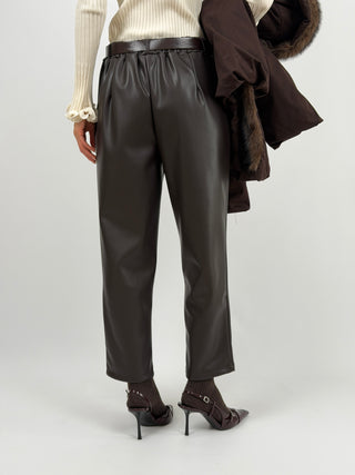 Pantalone Carrot Fit in Eco Pelle Marrone