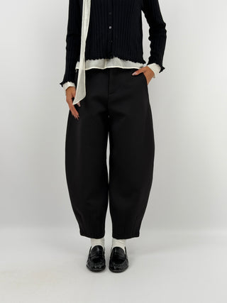 Pantalone Balloon Nero Lumina - Pantalone modello balloon nero con passanti in vita per cintura, tasche laterali e chiusura con zip, bottone e gancetto. | Paloma Store