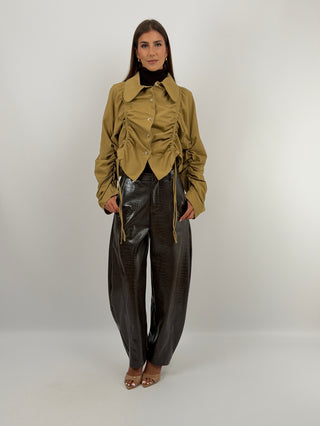 Pantalone Barrel Effetto Cocco Marrone Lumina - Pantalone modello barrel marrone in eco pelle con effetto cocco. Passanti in vita per cintura, tasche laterali e chiusura con zip e bottone. | Paloma Store