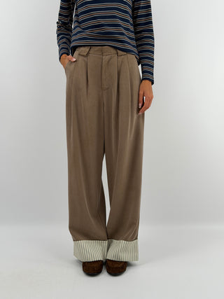 Pantalone con Piega Cammello - Lumina - Pantalone wide leg cammello in tessuto twill morbido e fluido. Vita alta con passanti per cintura e pieghe frontali. Tasche laterali inserite, tasca decorativa a filetto sul retro e inserto a righe a contrasto sul fondo. Chiusura frontale con cerniera, gancio e bottone. | Paloma Store