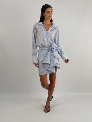 Set Camicia e Gonna con Fantasia Bandana Azzurro - Set coordinato azzurro in fantasia bandana con camicia e gonna. Camicia over con scollo a V, bottoni e maxi polsino. Gonna corta con chiusura annodabile. | Paloma Store