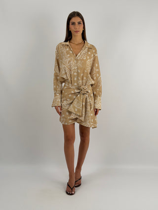 Set Camicia e Gonna con Fantasia Bandana Beige - Set coordinato beige in fantasia bandana con camicia e gonna. Camicia over con scollo a V, bottoni e maxi polsino. Gonna corta con chiusura annodabile. | Paloma Store