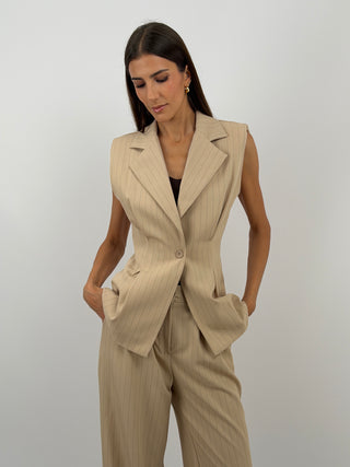 Completo Gessato con Gilet Beige - Set coordinato beige in tessuto gessato, composto da gilet smanicato con chiusura monopetto, pinces sul davanti, spalline imbottite, fodera interna e revers, e pantalone a palazzo con elastico in vita sul retro, tasche laterali, chiusura con zip e bottone e passanti per cintura. | Paloma Store