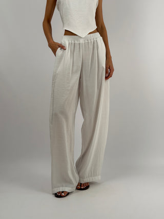 Set Top a Triangolo e Pantalone Bianco