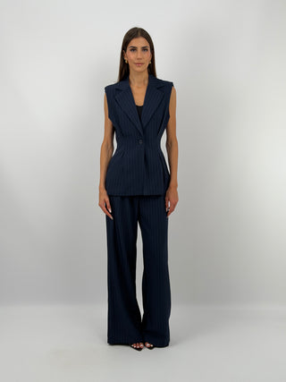 Completo Gessato con Gilet Blu - Set coordinato blu in tessuto gessato, composto da gilet smanicato con chiusura monopetto, pinces sul davanti, spalline imbottite, fodera interna e revers, e pantalone a palazzo con elastico in vita sul retro, tasche laterali, chiusura con zip e bottone e passanti per cintura. | Paloma Store