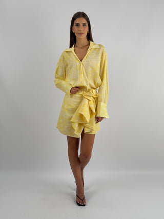 Set Camicia e Gonna con Fantasia Bandana Giallo - Set coordinato giallo in fantasia bandana con camicia e gonna. Camicia over con scollo a V, bottoni e maxi polsino. Gonna corta con chiusura annodabile. | Paloma Store