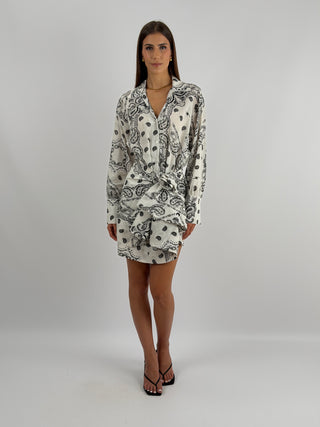 Set Camicia e Gonna con Fantasia Bandana Panna - Set coordinato panna in fantasia bandana con camicia e gonna. Camicia over con scollo a V, bottoni e maxi polsino. Gonna corta con chiusura annodabile. | Paloma Store
