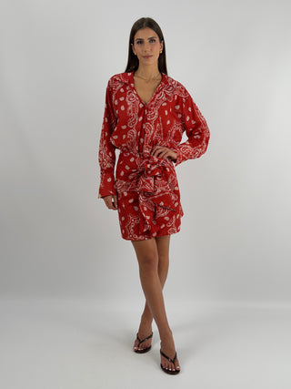 Set Camicia e Gonna con Fantasia Bandana Rosso - Set coordinato rosso in fantasia bandana con camicia e gonna. Camicia over con scollo a V, bottoni e maxi polsino. Gonna corta con chiusura annodabile. | Paloma Store